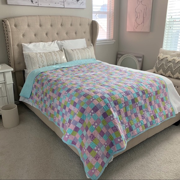 ❣️SOLD❣️Twin Patterned Quilt - Picture 11 of 11